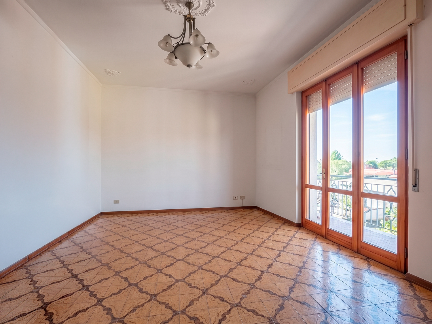 Soggiorno con ampia portafinestra sul balcone